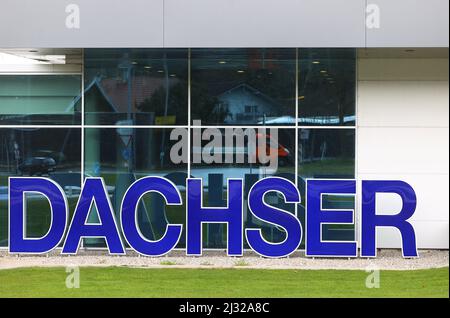 Kempten, Deutschland. 05. April 2022. Das Logo des Logistikunternehmens vor dem Hauptsitz DER DACHSER Gruppe. Der im Allgäu ansässige Logistikkonzern Dachser hat im vergangenen Jahr sein Luft- und Seefrachtgeschäft nahezu verdoppelt und erwirtschaftete erstmals einen Umsatz von mehr als sieben Milliarden Euro. Quelle: Karl-Josef Hildenbrand/dpa/Alamy Live News Stockfoto