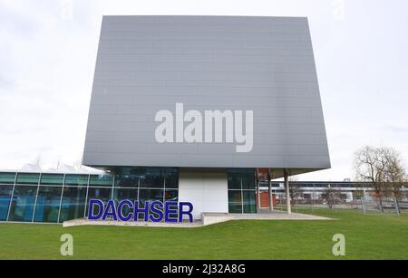 Kempten, Deutschland. 05. April 2022. Die Konzernzentrale der DACHSER Gruppe. Der im Allgäu ansässige Logistikkonzern Dachser hat im vergangenen Jahr sein Luft- und Seefrachtgeschäft nahezu verdoppelt und erwirtschaftete erstmals einen Umsatz von mehr als sieben Milliarden Euro. Quelle: Karl-Josef Hildenbrand/dpa/Alamy Live News Stockfoto
