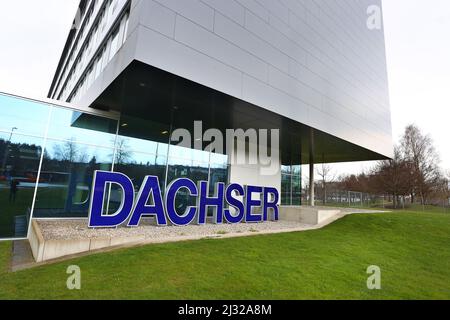 Kempten, Deutschland. 05. April 2022. Das Logo des Logistikunternehmens vor dem Hauptsitz DER DACHSER Gruppe. Der im Allgäu ansässige Logistikkonzern Dachser hat im vergangenen Jahr sein Luft- und Seefrachtgeschäft nahezu verdoppelt und erwirtschaftete erstmals einen Umsatz von mehr als sieben Milliarden Euro. Quelle: Karl-Josef Hildenbrand/dpa/Alamy Live News Stockfoto