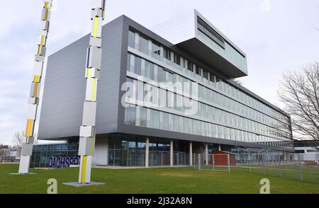 Kempten, Deutschland. 05. April 2022. Die Konzernzentrale der DACHSER Gruppe. Der im Allgäu ansässige Logistikkonzern Dachser hat im vergangenen Jahr sein Luft- und Seefrachtgeschäft nahezu verdoppelt und erwirtschaftete erstmals einen Umsatz von mehr als sieben Milliarden Euro. Quelle: Karl-Josef Hildenbrand/dpa/Alamy Live News Stockfoto
