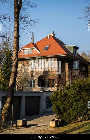 Villa entworfen von Viktor Kovačić in Rokov perivoj, einem elitären Teil von Zagreb, wo berühmte kroatische Künstler lebten, Zagreb, Kroatien Stockfoto