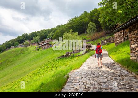 Blick auf das Bergdorf Alpone di Curiglia. Curiglia con Monteviasco, Veddasca Valley, Varese District, Lombardei, Italien. Stockfoto