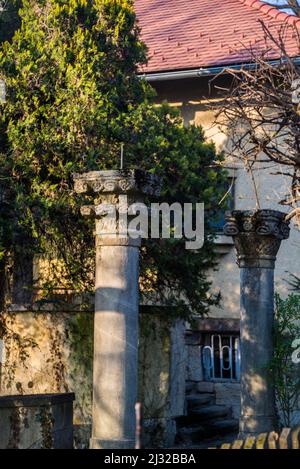 Gartensäulen einer Villa in Rokov perivoj, einem elitären Teil von Zagreb, wo berühmte kroatische Künstler lebten, Zagreb, Kroatien Stockfoto