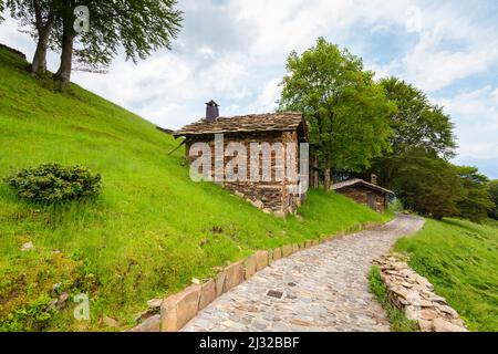 Blick auf das Bergdorf Alpone di Curiglia. Curiglia con Monteviasco, Veddasca Valley, Varese District, Lombardei, Italien. Stockfoto