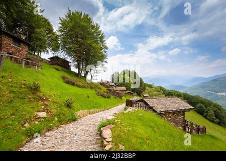 Blick auf das Bergdorf Alpone di Curiglia. Curiglia con Monteviasco, Veddasca Valley, Varese District, Lombardei, Italien. Stockfoto