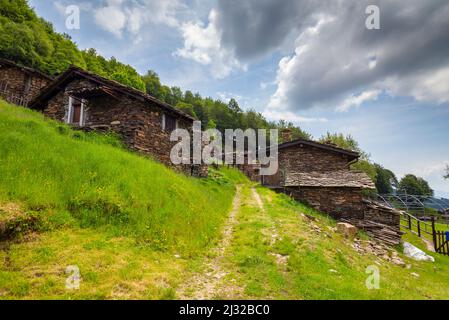 Blick auf das Bergdorf Alpone di Curiglia. Curiglia con Monteviasco, Veddasca Valley, Varese District, Lombardei, Italien. Stockfoto