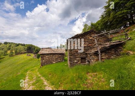 Blick auf das Bergdorf Alpone di Curiglia. Curiglia con Monteviasco, Veddasca Valley, Varese District, Lombardei, Italien. Stockfoto