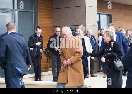 Darlington, Großbritannien. 5.. April 2022. Prinz Charles, der Prinz von Wales, ist heute in der Region, um den neuen Darlington Farmers Auction Mart offiziell zu eröffnen. Vor der Zeremonie mit den Gästen sprechen. David Dixon/Alamy Stockfoto