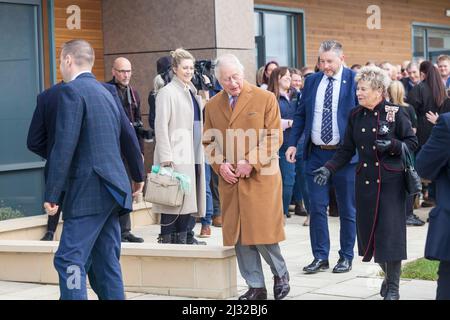 Darlington, Großbritannien. 5.. April 2022. Prinz Charles, der Prinz von Wales, ist heute in der Region, um den neuen Darlington Farmers Auction Mart offiziell zu eröffnen. Vor der Zeremonie mit den Gästen sprechen. David Dixon/Alamy Stockfoto