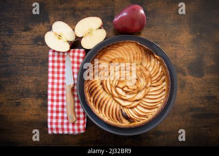 Draufsicht auf einen Apfelkuchen mit Früchten auf einem Holzhintergrund Stockfoto