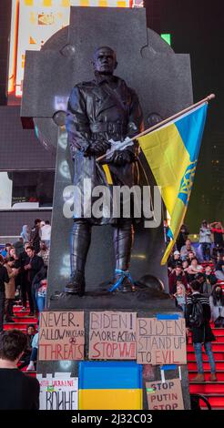 Pater Duffy auf dem Times Square in New york mit der ukraine-Flagge als Protest gegen den Krieg Stockfoto