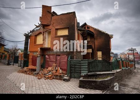 Bila Zerkva, Region Kyev Ukraine - 04.03.2022: Die Folgen eines Luftangriffs, eines Raketenangriffs auf Wohngebäude in Bila Zerkva. Russisch Stockfoto