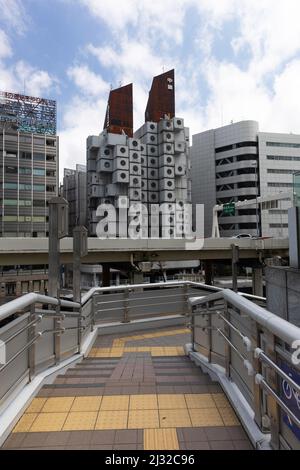 Tokio, Japan. 05. April 2022. Das von Kisho Kurokawa entworfene Nakagin Capsule Tower Building (Beispiel für den japanischen Stoffwechsel aus den Jahren 1970-1972) soll am 12. April 2022 abgerissen werden. Am 15. April 2007 stimmte eine Mehrheit der Kapselbesitzer für den Abriss des Turms, da er sich verschlechterte und Angst vor Asbest hatte, der im Bauprozess verwendet wurde. Es hat viele Versuche gegeben, das Gebäude zu retten, weil es aufgrund seines Designs, seiner Struktur und seiner Philosophie als einzigartig angesehen wird. Kredit: SOPA Images Limited/Alamy Live Nachrichten Stockfoto