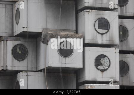 Tokio, Japan. 05. April 2022. Das von Kisho Kurokawa entworfene Nakagin Capsule Tower Building (Beispiel für den japanischen Stoffwechsel aus den Jahren 1970-1972) soll am 12. April 2022 abgerissen werden. Am 15. April 2007 stimmte eine Mehrheit der Kapselbesitzer für den Abriss des Turms, da er sich verschlechterte und Angst vor Asbest hatte, der im Bauprozess verwendet wurde. Es hat viele Versuche gegeben, das Gebäude zu retten, weil es aufgrund seines Designs, seiner Struktur und seiner Philosophie als einzigartig angesehen wird. Kredit: SOPA Images Limited/Alamy Live Nachrichten Stockfoto