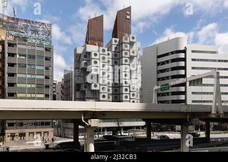 Tokio, Japan. 05. April 2022. Das von Kisho Kurokawa entworfene Nakagin Capsule Tower Building (Beispiel für den japanischen Stoffwechsel aus den Jahren 1970-1972) soll am 12. April 2022 abgerissen werden. Am 15. April 2007 stimmte eine Mehrheit der Kapselbesitzer für den Abriss des Turms, da er sich verschlechterte und Angst vor Asbest hatte, der im Bauprozess verwendet wurde. Es hat viele Versuche gegeben, das Gebäude zu retten, weil es aufgrund seines Designs, seiner Struktur und seiner Philosophie als einzigartig angesehen wird. Kredit: SOPA Images Limited/Alamy Live Nachrichten Stockfoto