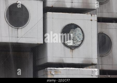 Tokio, Japan. 05. April 2022. Das von Kisho Kurokawa entworfene Nakagin Capsule Tower Building (Beispiel für den japanischen Stoffwechsel aus den Jahren 1970-1972) soll am 12. April 2022 abgerissen werden. Am 15. April 2007 stimmte eine Mehrheit der Kapselbesitzer für den Abriss des Turms, da er sich verschlechterte und Angst vor Asbest hatte, der im Bauprozess verwendet wurde. Es hat viele Versuche gegeben, das Gebäude zu retten, weil es aufgrund seines Designs, seiner Struktur und seiner Philosophie als einzigartig angesehen wird. Kredit: SOPA Images Limited/Alamy Live Nachrichten Stockfoto