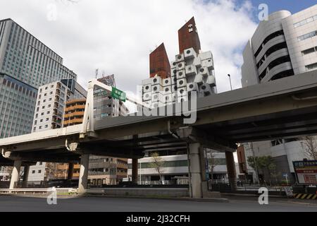 Tokio, Japan. 05. April 2022. Das von Kisho Kurokawa entworfene Nakagin Capsule Tower Building (Beispiel für den japanischen Stoffwechsel aus den Jahren 1970-1972) soll am 12. April 2022 abgerissen werden. Am 15. April 2007 stimmte eine Mehrheit der Kapselbesitzer für den Abriss des Turms, da er sich verschlechterte und Angst vor Asbest hatte, der im Bauprozess verwendet wurde. Es hat viele Versuche gegeben, das Gebäude zu retten, weil es aufgrund seines Designs, seiner Struktur und seiner Philosophie als einzigartig angesehen wird. Kredit: SOPA Images Limited/Alamy Live Nachrichten Stockfoto