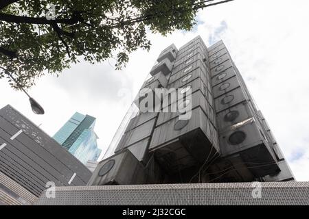 Tokio, Japan. 05. April 2022. Das von Kisho Kurokawa entworfene Nakagin Capsule Tower Building (Beispiel für den japanischen Stoffwechsel aus den Jahren 1970-1972) soll am 12. April 2022 abgerissen werden. Am 15. April 2007 stimmte eine Mehrheit der Kapselbesitzer für den Abriss des Turms, da er sich verschlechterte und Angst vor Asbest hatte, der im Bauprozess verwendet wurde. Es hat viele Versuche gegeben, das Gebäude zu retten, weil es aufgrund seines Designs, seiner Struktur und seiner Philosophie als einzigartig angesehen wird. Kredit: SOPA Images Limited/Alamy Live Nachrichten Stockfoto