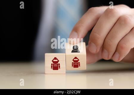 Konzept Mensch vs. Roboter. Technologische Revolution. Arbeitslosigkeit in der digitalen Welt. Symbol für zukünftige Zusammenarbeit, Technologiefortschritte, Innovation. Bu Stockfoto