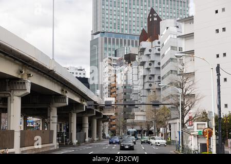 Tokio, Japan. 05. April 2022. Das von Kisho Kurokawa entworfene Nakagin Capsule Tower Building (Beispiel für den japanischen Stoffwechsel aus den Jahren 1970-1972) soll am 12. April 2022 abgerissen werden. Am 15. April 2007 stimmte eine Mehrheit der Kapselbesitzer für den Abriss des Turms, da er sich verschlechterte und Angst vor Asbest hatte, der im Bauprozess verwendet wurde. Es hat viele Versuche gegeben, das Gebäude zu retten, weil es aufgrund seines Designs, seiner Struktur und seiner Philosophie als einzigartig angesehen wird. (Foto: Stanislav Kogiku/SOPA Images/Sipa USA) Quelle: SIPA USA/Alamy Live News Stockfoto