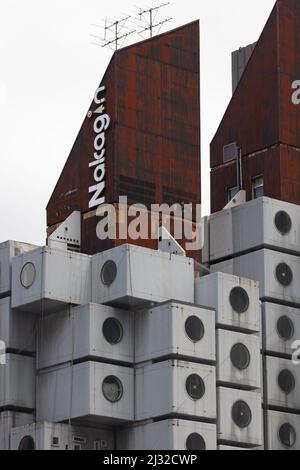 Tokio, Japan. 05. April 2022. Das von Kisho Kurokawa entworfene Nakagin Capsule Tower Building (Beispiel für den japanischen Stoffwechsel aus den Jahren 1970-1972) soll am 12. April 2022 abgerissen werden. Am 15. April 2007 stimmte eine Mehrheit der Kapselbesitzer für den Abriss des Turms, da er sich verschlechterte und Angst vor Asbest hatte, der im Bauprozess verwendet wurde. Es hat viele Versuche gegeben, das Gebäude zu retten, weil es aufgrund seines Designs, seiner Struktur und seiner Philosophie als einzigartig angesehen wird. (Foto: Stanislav Kogiku/SOPA Images/Sipa USA) Quelle: SIPA USA/Alamy Live News Stockfoto