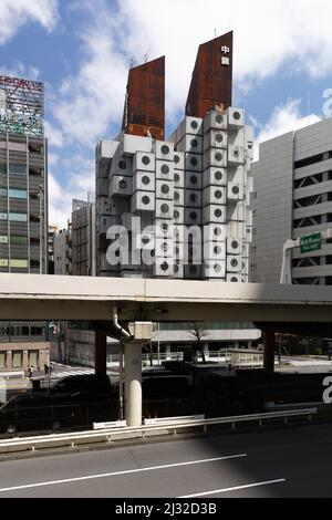 Tokio, Japan. 05. April 2022. Das von Kisho Kurokawa entworfene Nakagin Capsule Tower Building (Beispiel für den japanischen Stoffwechsel aus den Jahren 1970-1972) soll am 12. April 2022 abgerissen werden. Am 15. April 2007 stimmte eine Mehrheit der Kapselbesitzer für den Abriss des Turms, da er sich verschlechterte und Angst vor Asbest hatte, der im Bauprozess verwendet wurde. Es hat viele Versuche gegeben, das Gebäude zu retten, weil es aufgrund seines Designs, seiner Struktur und seiner Philosophie als einzigartig angesehen wird. (Foto: Stanislav Kogiku/SOPA Images/Sipa USA) Quelle: SIPA USA/Alamy Live News Stockfoto