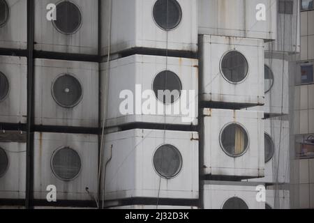 Tokio, Japan. 05. April 2022. Das von Kisho Kurokawa entworfene Nakagin Capsule Tower Building (Beispiel für den japanischen Stoffwechsel aus den Jahren 1970-1972) soll am 12. April 2022 abgerissen werden. Am 15. April 2007 stimmte eine Mehrheit der Kapselbesitzer für den Abriss des Turms, da er sich verschlechterte und Angst vor Asbest hatte, der im Bauprozess verwendet wurde. Es hat viele Versuche gegeben, das Gebäude zu retten, weil es aufgrund seines Designs, seiner Struktur und seiner Philosophie als einzigartig angesehen wird. (Foto: Stanislav Kogiku/SOPA Images/Sipa USA) Quelle: SIPA USA/Alamy Live News Stockfoto