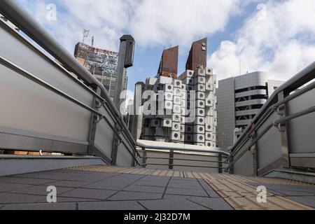 Tokio, Japan. 05. April 2022. Das von Kisho Kurokawa entworfene Nakagin Capsule Tower Building (Beispiel für den japanischen Stoffwechsel aus den Jahren 1970-1972) soll am 12. April 2022 abgerissen werden. Am 15. April 2007 stimmte eine Mehrheit der Kapselbesitzer für den Abriss des Turms, da er sich verschlechterte und Angst vor Asbest hatte, der im Bauprozess verwendet wurde. Es hat viele Versuche gegeben, das Gebäude zu retten, weil es aufgrund seines Designs, seiner Struktur und seiner Philosophie als einzigartig angesehen wird. (Foto: Stanislav Kogiku/SOPA Images/Sipa USA) Quelle: SIPA USA/Alamy Live News Stockfoto