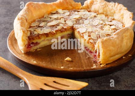 Englisches Dessert Bakewell Pudding Kuchen mit Himbeermarmelade und Füllung von Ei und Mandelpaste close-up auf dem Tisch. Horizontal Stockfoto