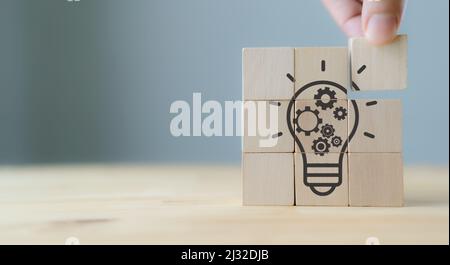 Ideenerstellung und Generierung eines großartigen Ideenkonzepts. Innovationen und Kreativitätsprozess. Ideenfindung für ein neues Projekt. Unternehmensgründung und PR Stockfoto