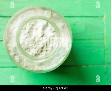 Verwöhnte Gurken aus der Dose in einem Glas. Stockfoto