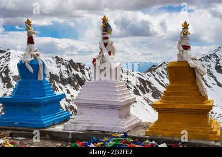 Tschörtengruppe auf dem Khardong Pass, zweithöchster befahrbarer Pass der Welt, Ladakh, Indischer Himalaya, Jammu und Kaschmir, Nordindien, Indien, Asien Stockfoto