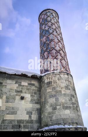 'Yakutiye Madrasa' ist eine historische Madrasa aus dem 14.. Jahrhundert in Erzurum, Türkei. Die Madrasa wurde 1310 im Auftrag eines lokalen Gouverneurs der Ilkhanid erbaut Stockfoto