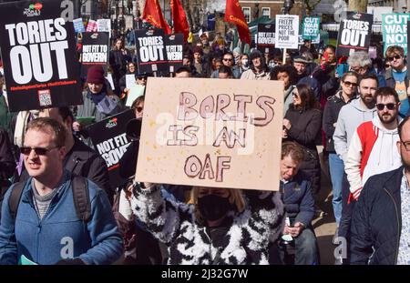 London, Großbritannien. 2.. April 2022. Hunderte von Menschen versammelten sich vor der Downing Street, um gegen den Anstieg der Energiekosten, die Lebenshaltungskosten und die Tory-Regierung zu protestieren. Stockfoto