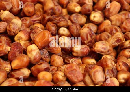 Guwahati, Indien. 5. April 2022. Verkaufstermine auf einem Markt während des Fastenmonats Ramadan in Guwahati, Assam, Indien, am Dienstag, den 05. April 2022. (Bild: © David Talukdar/ZUMA Press Wire) Stockfoto