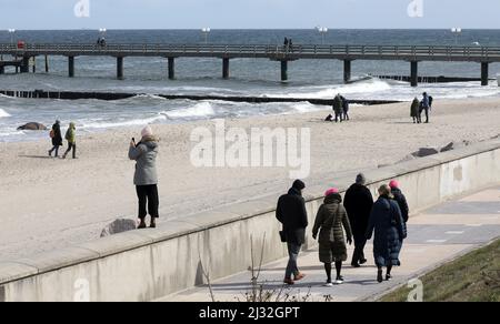 05. April 2022, Mecklenburg-Vorpommern, Kühlungsborn: Wanderer sind auf der aufwühlenden Ostsee in Sonne und Wind unterwegs. Foto: Bernd Wüstneck/dpa Stockfoto