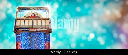 Vintage bunte Jukebox vor blauem Hintergrund mit Bokeh Stockfoto