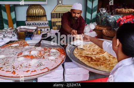 Guwahati, Indien. 5. April 2022. Verkäufer, der am Dienstag, den 05. April 2022, auf einem Markt während des Fastenmonats Ramadan in Guwahati, Assam, Indien, Lebensmittel verkauft. (Bild: © David Talukdar/ZUMA Press Wire) Stockfoto