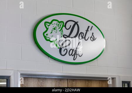 Darlington, Großbritannien. 5.. April 2022. Prinz Charles, der Prinz von Wales, ist heute in der Region, um den neuen Darlington Farmers Auction Mart offiziell zu eröffnen. Hatte vor der Zeremonie einen Drink im Café. David Dixon/Alamy Stockfoto