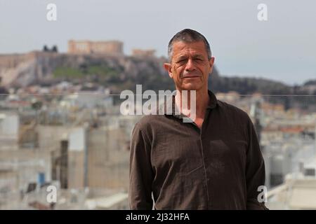 Der französische Schriftsteller EMMANUEL CARRERE posiert mit dem Hintergrund der Akropolis während des Francophone Film Festival 22. in Athen. Stockfoto