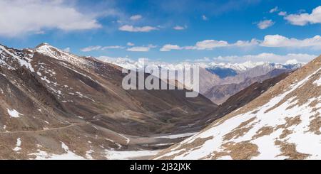 Khardong Pass, zweithöchster befahrbarer Pass der Welt, Ladakh, Indischer Himalaya, Jammu und Kaschmir, Nordindien, Indien, Asien Stockfoto