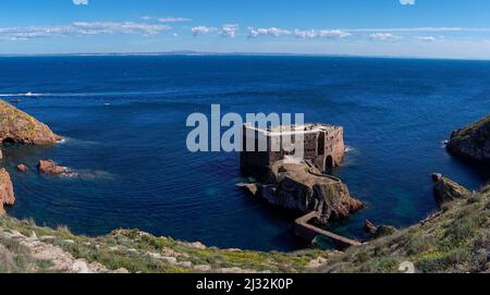 Berlenga, Portugal - 3. April 2022: Blick auf die Festung von Johannes dem Täufer auf der Insel Berlenga Grande in Portugal Stockfoto