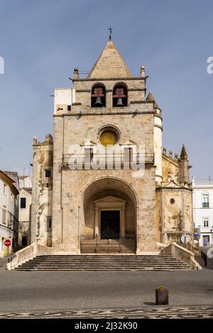 Elvas, Portugal - 26. März 2022: Kathedrale der Mariä Himmelfahrt auf dem Platz der Republik in Elvas Stockfoto