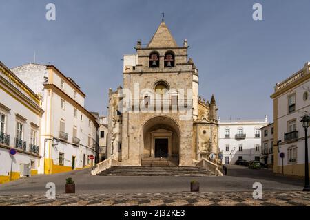 Elvas, Portugal - 26. März 2022: Kathedrale der Mariä Himmelfahrt auf dem Platz der Republik in Elvas Stockfoto