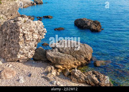 Strand am Meer mit Felsen. Felsige Küstenklippe mit Sandstein Stockfoto