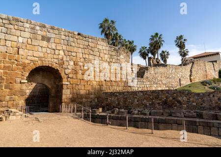 Merida, Spanien -- 28. März 2022: Das römische Tor der Festung Alcazaba de Merida in Extremadura Stockfoto