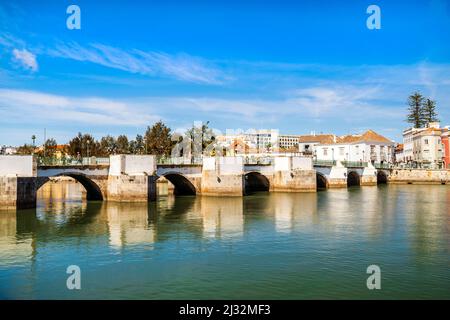 Wunderschöne Stadtansicht des historischen Tavira am Fluss Gilao, Algarve, Portugal Stockfoto