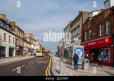 Ein Blick auf die High Street vom Kreuz in der Stadt Irvine in North Ayrshire in Schottland. Stockfoto