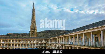 Die historische Halle aus dem 18.. Jahrhundert in Halifax zu Weihnachten, West Yorkshire, England, Großbritannien Stockfoto