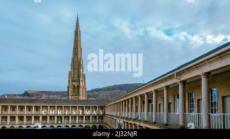 Die historische Halle aus dem 18.. Jahrhundert in Halifax zu Weihnachten, West Yorkshire, England, Großbritannien Stockfoto